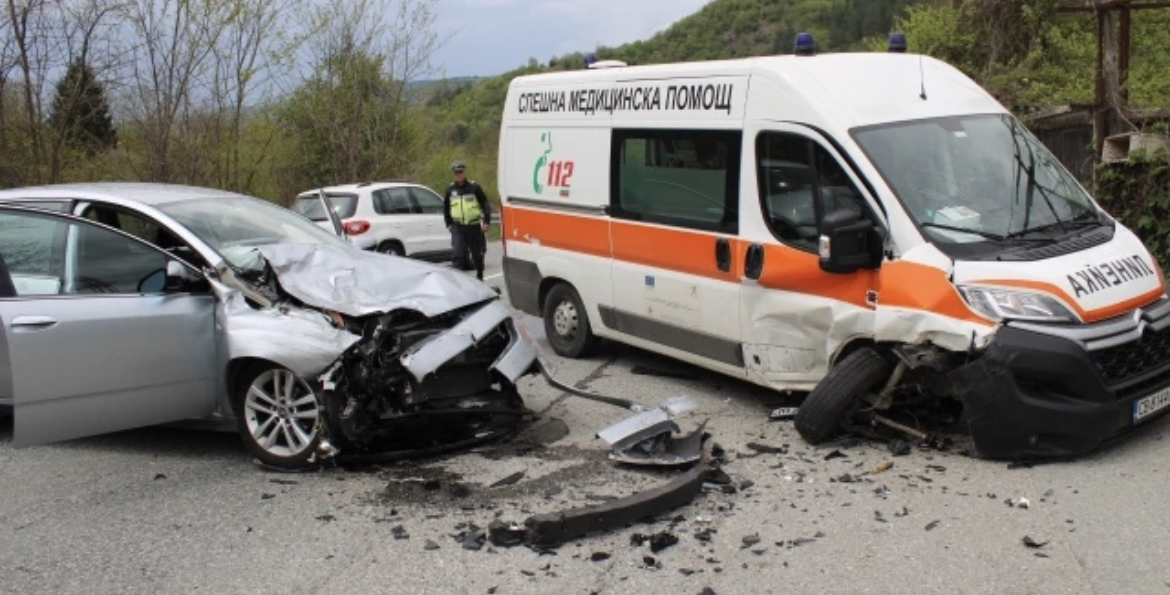 Катастрофа между линейка и лек автомобил е станала на пътя